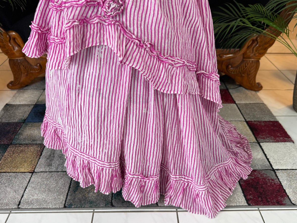 Sommerliche Eleganz einer jungen Dame – Antikes Kleid, ca. 1858