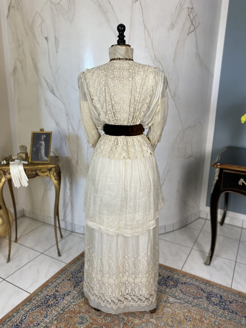1911 Madame Agnes Unwin white cotton summer dress with lace inserts, high waistline and airy skirt, antique gown