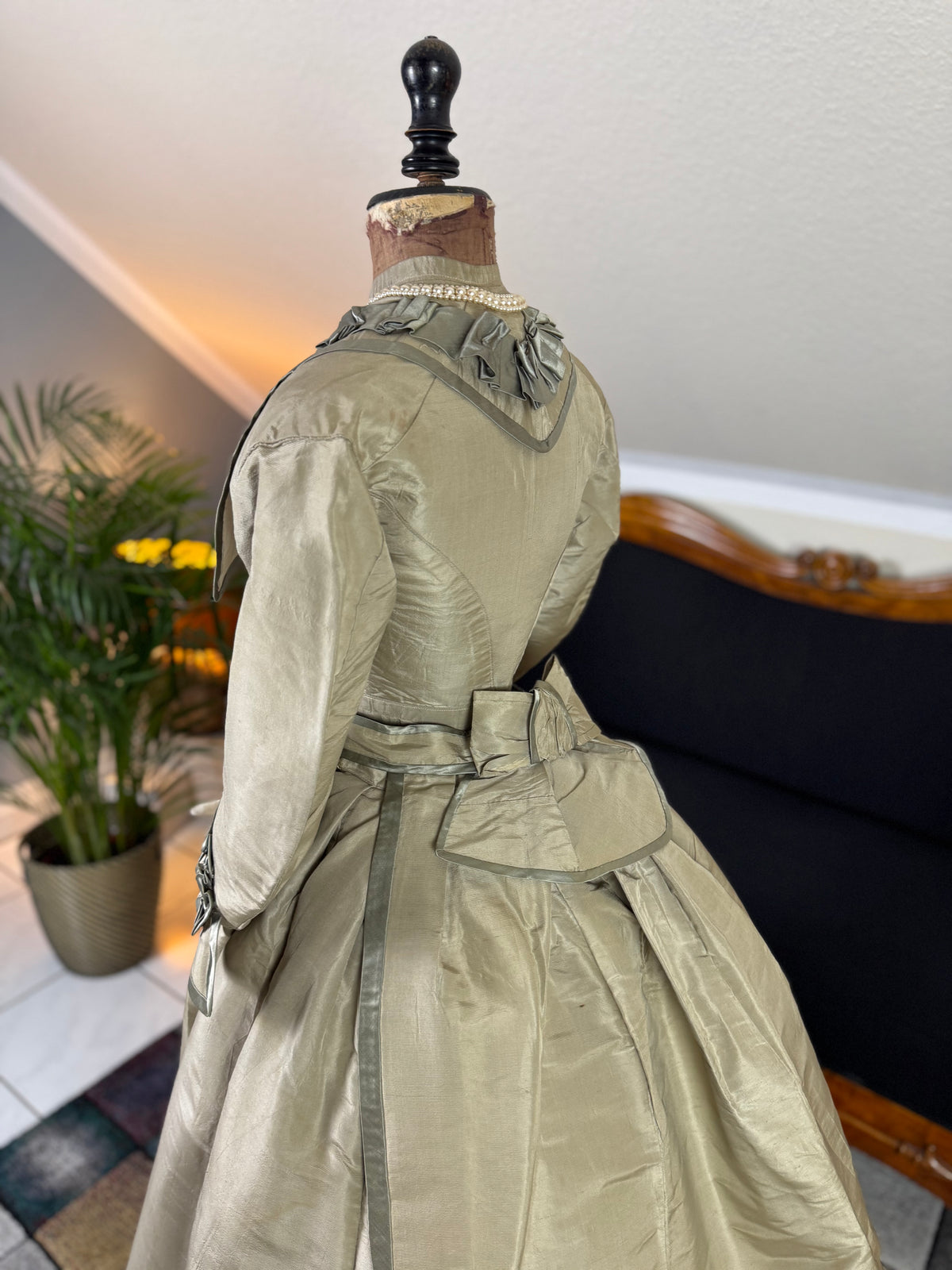 Antikes viktorianisches Seidenkleid, England, ca. 1868