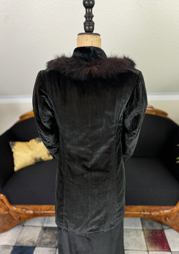 Antikes Gehkleid aus der Titanic-Ära, ca. 1912 – dreiteiliges Ensemble aus Samt