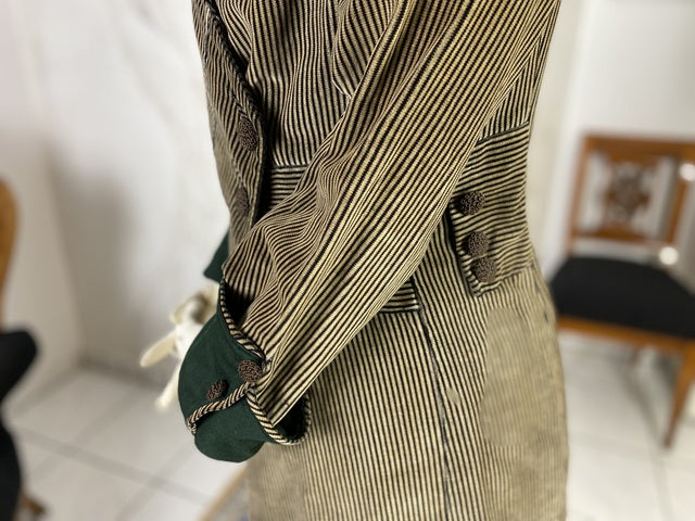 Antikes Edwardianisches Spazierkleid ca. 1912 – Gestreifte Mode des frühen 20. Jahrhunderts
