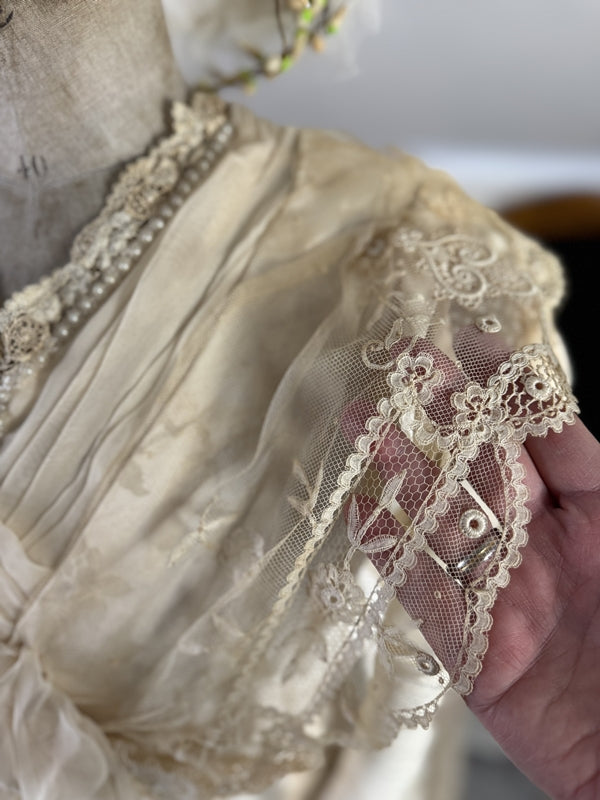 Antikes Hochzeitskleid aus der Titanic-Ära, ca. 1912