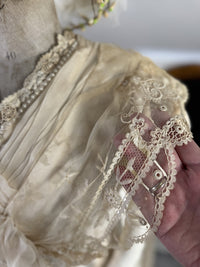 Antikes Hochzeitskleid aus der Titanic-Ära, ca. 1912
