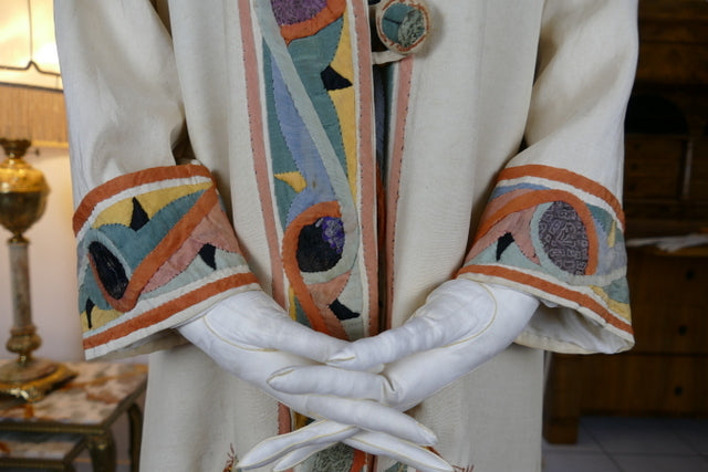 Ägyptische Revival Seidenjacke, ca. 1924 – Appliqué-Motive mit Sphinx, Skarabäus & Pyramide