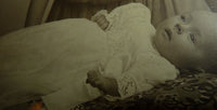 Taufkleid mit Originalfoto, England, ca. 1923 – Netz-Tüll & Spitze, Unterkleid aus Seide