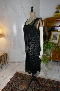 Antikes Abendkleid aus schwarzem Seidenchiffon mit Strasssteinen, ca. 1928