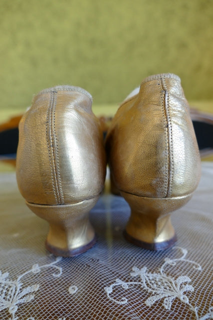 Goldene Abendpumps, ca. 1910