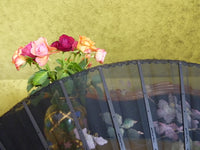 Faltfächer, bemalt mit lila und rosa Blumen, ca. 1895