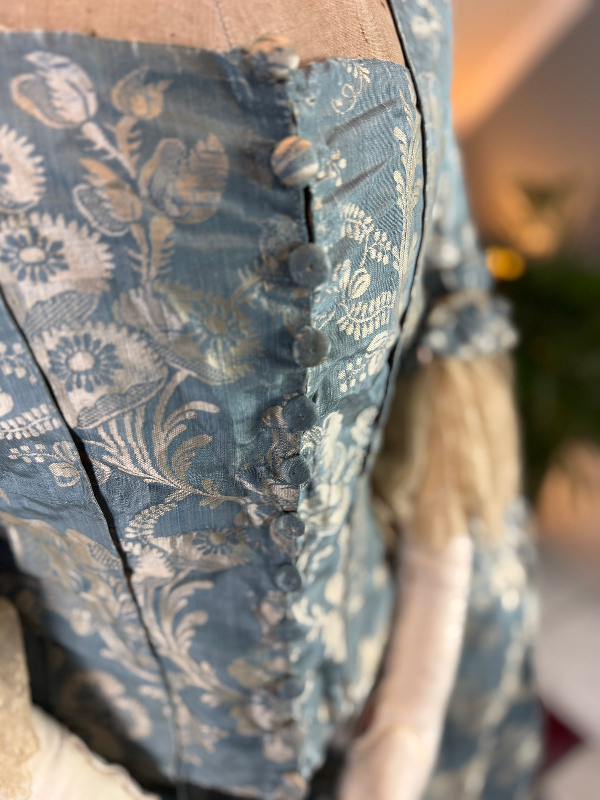Robe à la Française aus blauem und cremefarbenem Seidendamast – authentisches Kleid aus dem 18. Jahrhundert, ca. 1770