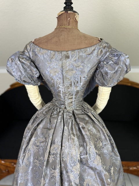 Antikes Biedermeier Abendkleid ca. 1845 – Österreichisches Brokatkleid