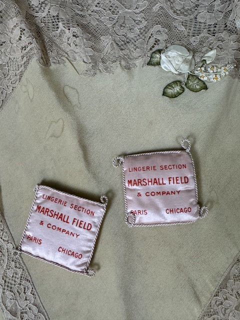 MARSHALL FIELD & Co. Antikes Hemd, 1920er – Gelbes Seiden- & Spitzen-Dessouskleid