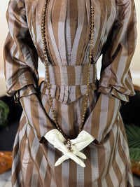 Antikes viktorianisches gestreiftes Tageskleider-Ensemble aus Seide, ca. 1891