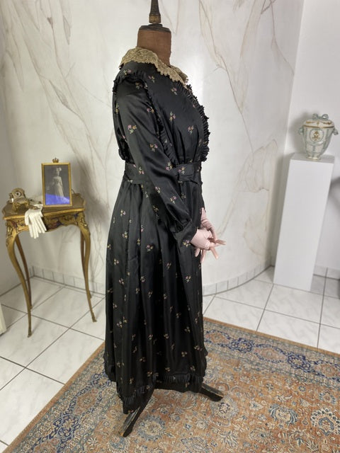 Antikes graues Seidenkleid mit Blumenmuster, ca. 1916