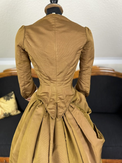 Mmes CONSTANCE &amp; HERMENCE Abendkleid, Paris, ca. 1888