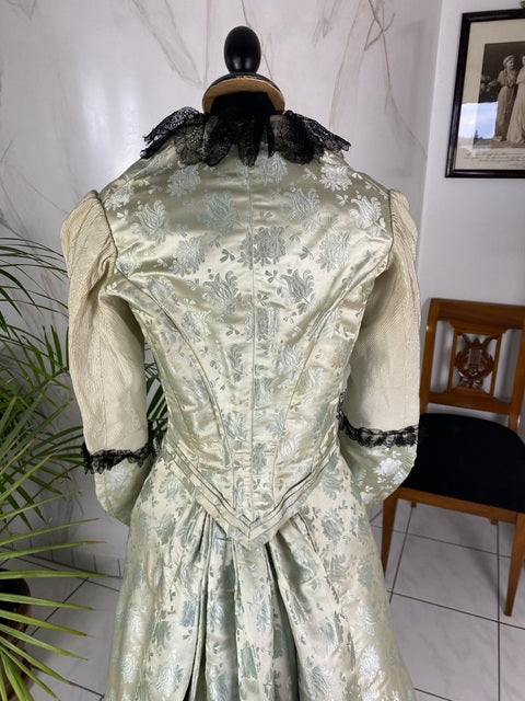 Antikes zweiteiliges Dinnerkleid aus Seidenbrokat, ca. 1898
