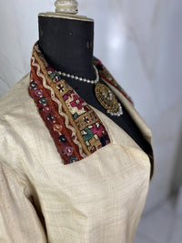 Antiker Wildseiden-Staubmantel, 1920er Jahre – Indische Stickerei & Spiegeldetails