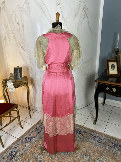 1912 pink wild silk dress with lace collar, chiffon sleeves and decorative buttons, antique Edwardian gown