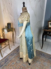 Abendkleid aus Chantilly und himmelblauem Satin, ca. 1914