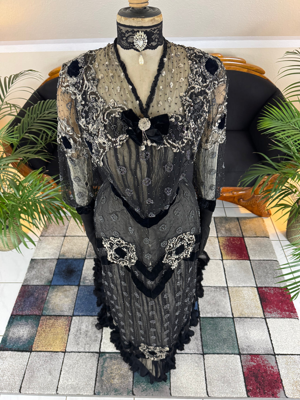 MARC WALTER Außergewöhnliches Abendkleid ca. 1904 – Pariser Couture-Meisterwerk aus Spitze, Tüll und Samt