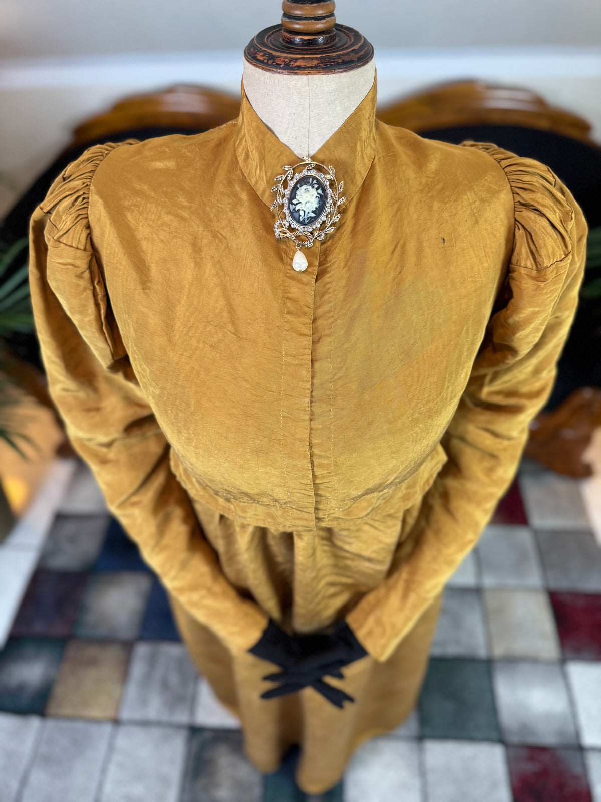 Antikes Regency-Kleid aus goldener Moiré-Seide, ca. 1815-1820