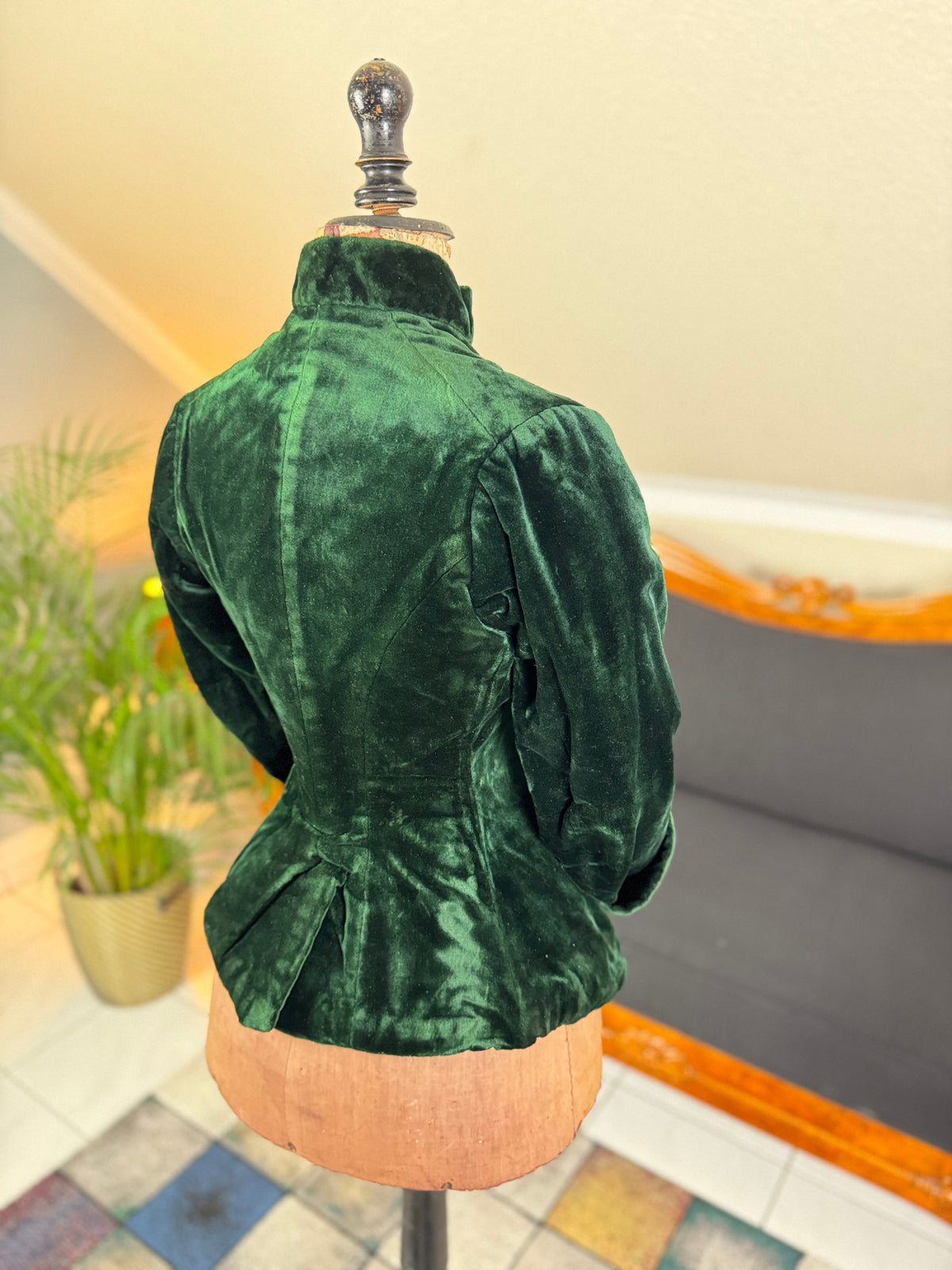 Seltene viktorianische Reitjacke, ca. 1878 – Grüner Samt, gestepptes Seidenfutter, historische Reitsportmode