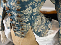Rokoko Caraco 1750 – Blau-weiß geblümte Seide, Jacke im Reitstil