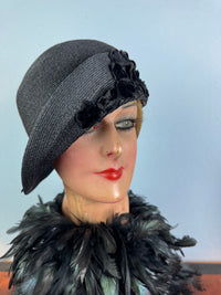 Elegant asymmetrical English 1920s straw hat with velvet appliqués, black silk lining, excellent condition