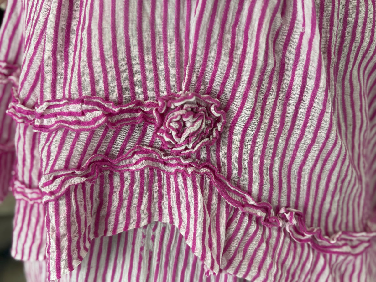 Sommerliche Eleganz einer jungen Dame – Antikes Kleid, ca. 1858