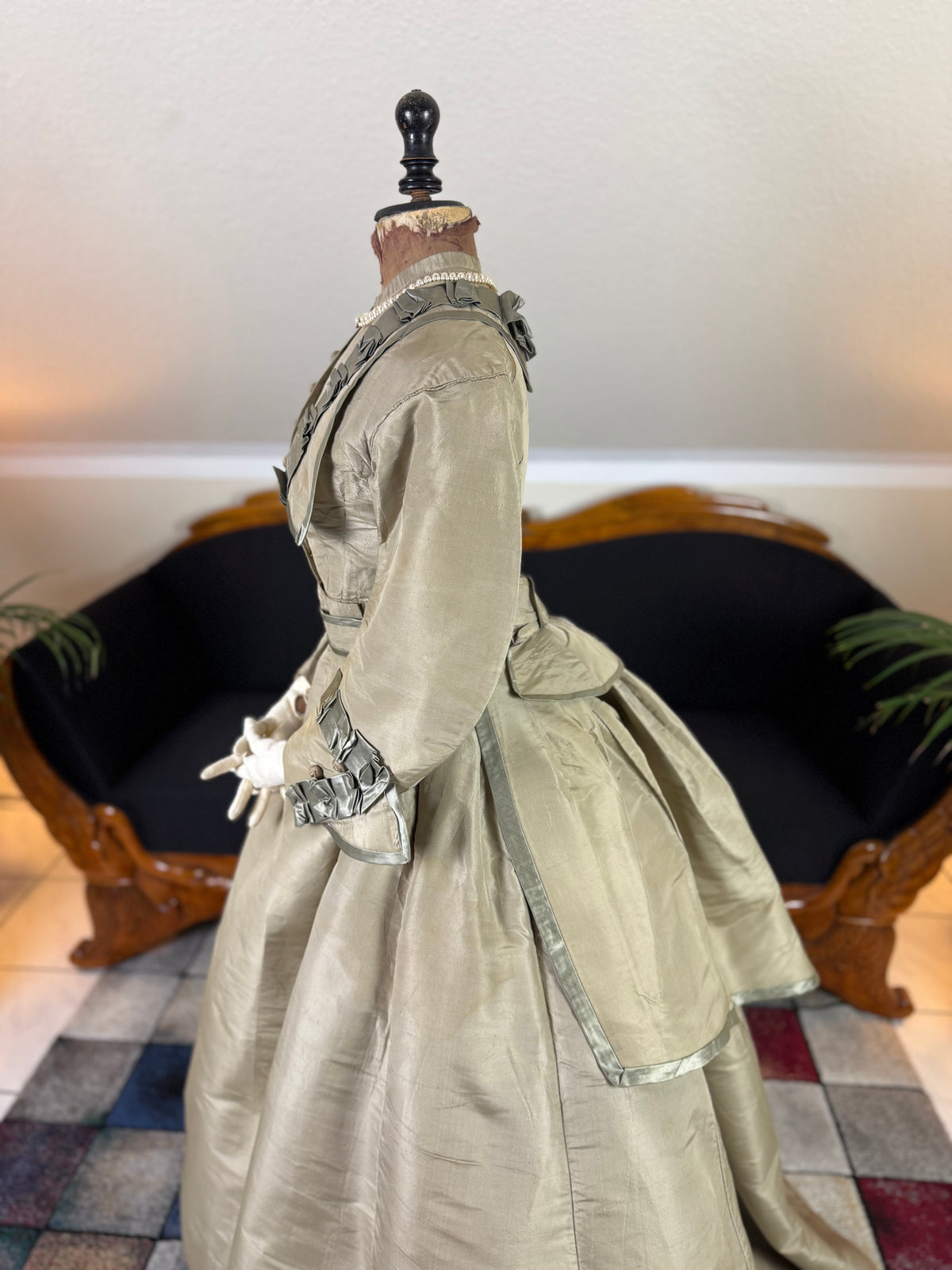 Antikes viktorianisches Seidenkleid, England, ca. 1868