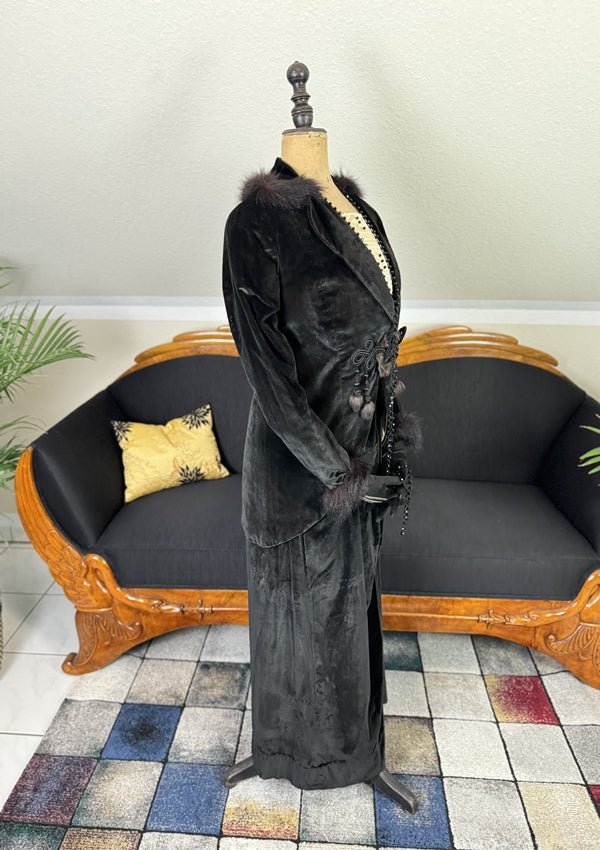 1912 American Edwardian walking dress in dark velvet with lace collar, long skirt and decorative buttons, antique gown