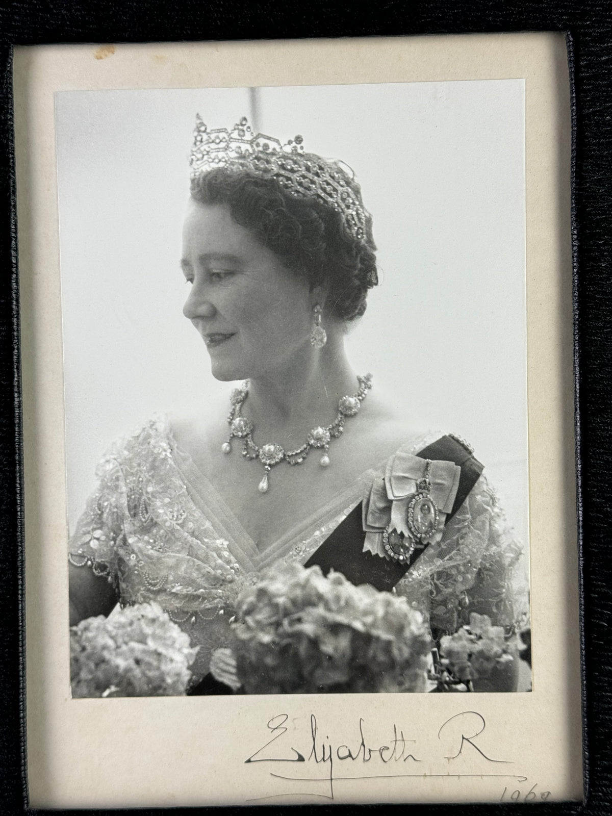 Signiertes Foto von Königinmutter Elizabeth, Queen Mum, 1962