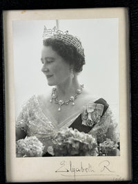 Signiertes Foto von Königinmutter Elizabeth, Queen Mum, 1962