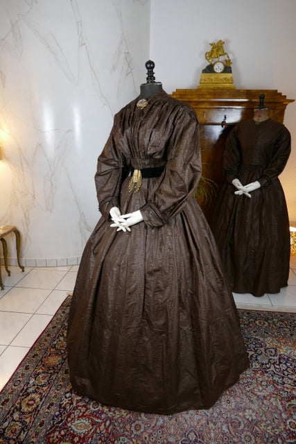 Antike Biedermeier Mutter-Tochter Moiré-Seiden-Nachmittagskleider, 1840er Jahre