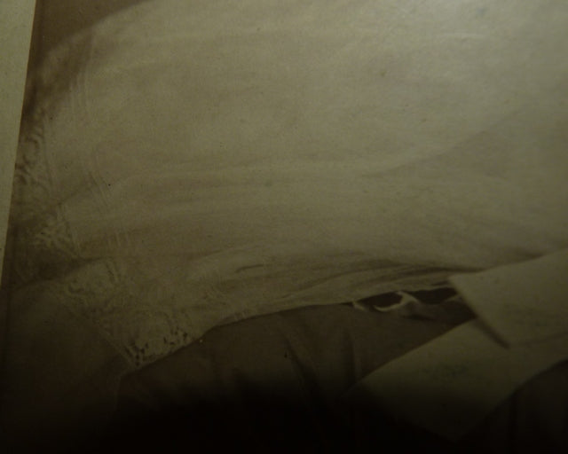 Taufkleid mit Originalfoto, England, ca. 1923 – Netz-Tüll & Spitze, Unterkleid aus Seide