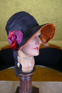 Schwarz-orangefarbene Glocke im Haubenstil, ca. 1926