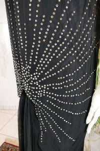 Antikes Abendkleid aus schwarzem Seidenchiffon mit Strasssteinen, ca. 1928