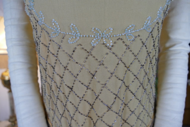Antikes seidenes, perlenbesetztes Cocktailkleid, ca. 1926