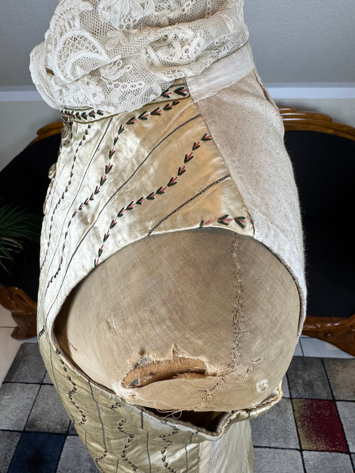 Cream Silk Embroidered Waistcoat, England ca. 1770 – Long‑Line Georgian Men’s Fashion