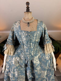 Robe à la Française aus blauem und cremefarbenem Seidendamast – authentisches Kleid aus dem 18. Jahrhundert, ca. 1770