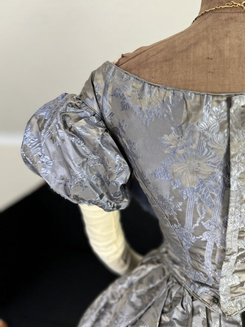 Antikes Biedermeier Abendkleid ca. 1845 – Österreichisches Brokatkleid