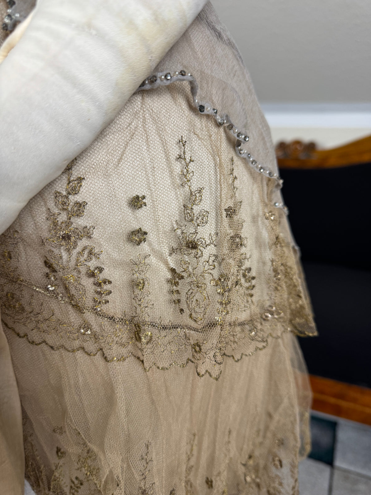 Antikes GUSTAVE BEER Abendkleid – Seidenchiffon &amp; Samt, Paris Couture ca. 1912