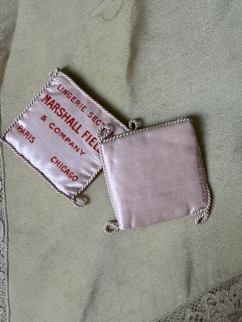 MARSHALL FIELD & Co. Antikes Hemd, 1920er – Gelbes Seiden- & Spitzen-Dessouskleid