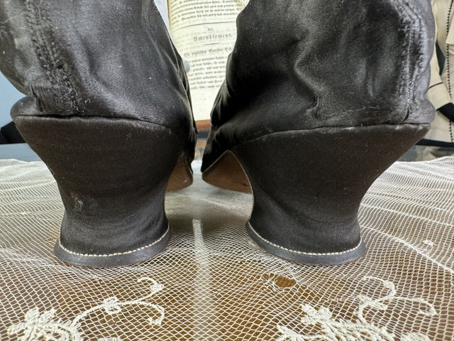 Spätbarocke Damenschuhe, 1730er–1740er Jahre – Seltene englische Seidenschuhe aus dem 18. Jahrhundert