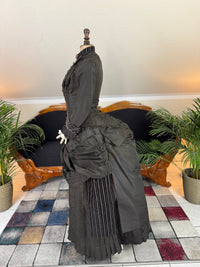 Antikes viktorianisches Tournüren-Tageskleid – Satin & Samt, ca. 1880