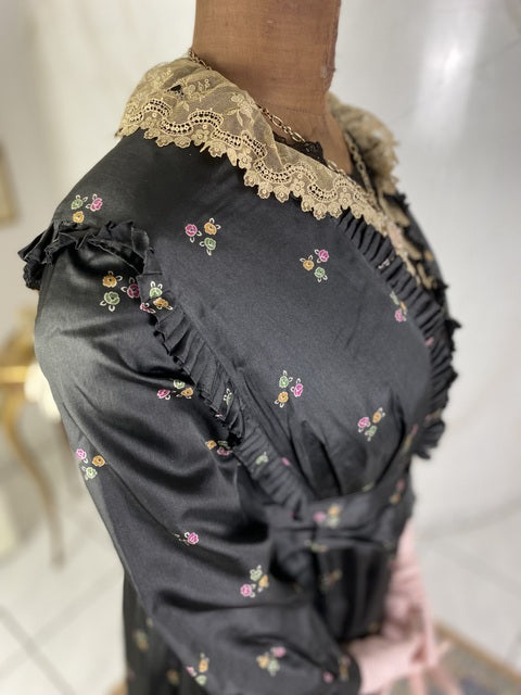 Antikes graues Seidenkleid mit Blumenmuster, ca. 1916