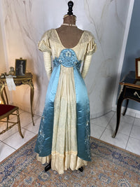 Abendkleid aus Chantilly und himmelblauem Satin, ca. 1914