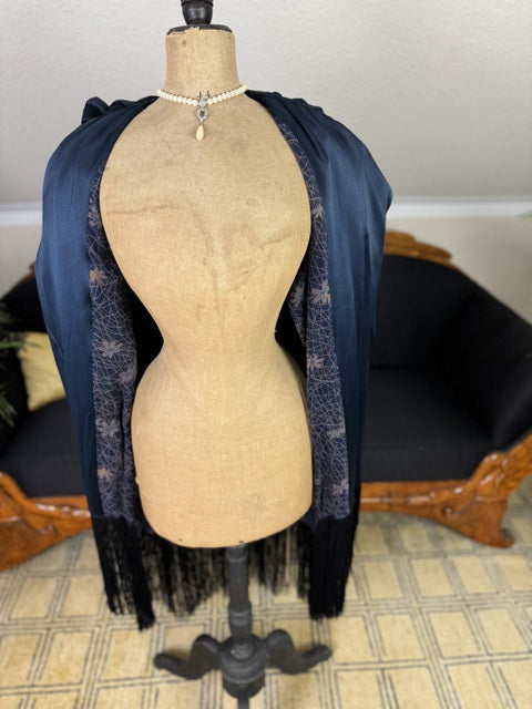 MARSHALL FIELD & Co. Antiker Kapuzenumhang, Chicago, ca. 1924 – Dunkelblauer Seiden-Flapper-Umhang