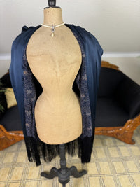 MARSHALL FIELD & Co. Antiker Kapuzenumhang, Chicago, ca. 1924 – Dunkelblauer Seiden-Flapper-Umhang