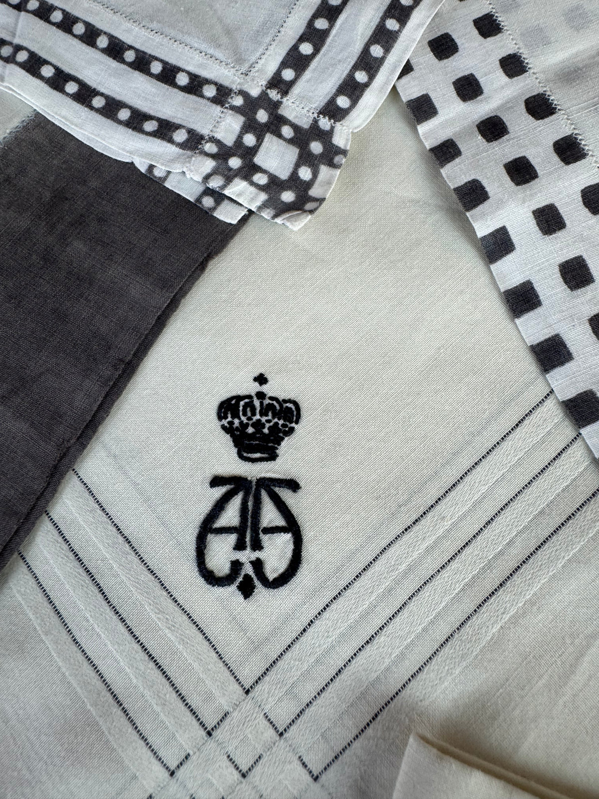 ROYAL Antiquitätensammlung von Trauer-Taschentüchern, 19 Stück mit Württemberg-Monogrammen, um 1900