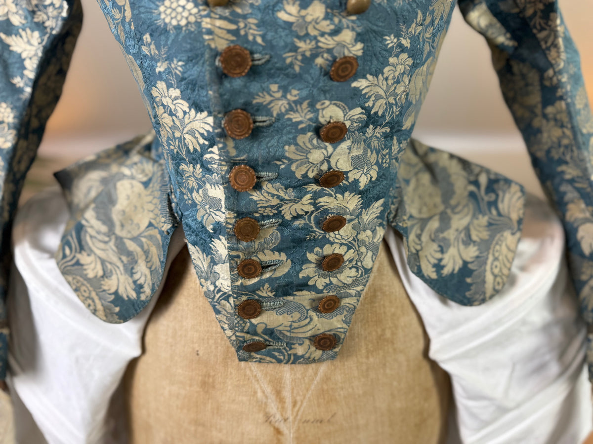 Rokoko Caraco 1750 – Blau-weiß geblümte Seide, Jacke im Reitstil